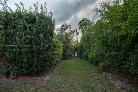 6895 Pinehurst Dr, Hialeah, FL 33015 photo 11