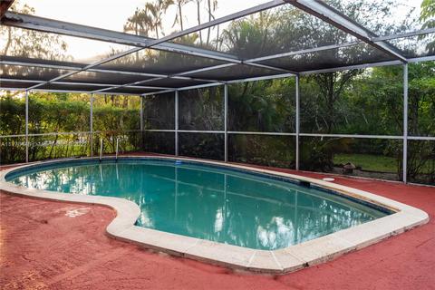 6895 Pinehurst Dr, Hialeah, FL 33015 photo 13