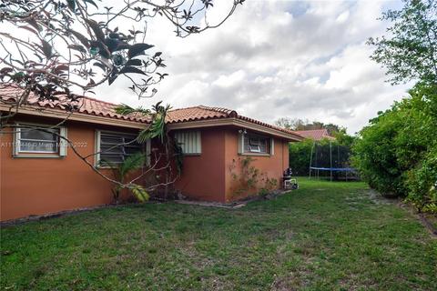 6895 Pinehurst Dr, Hialeah, FL 33015 photo 12