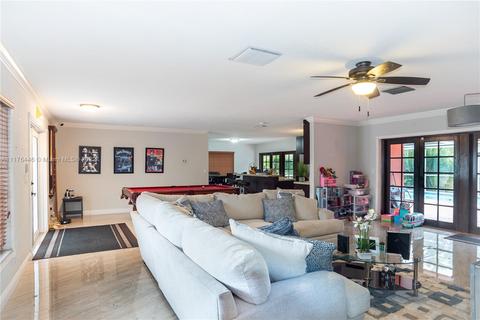 6895 Pinehurst Dr, Hialeah, FL 33015 photo 4
