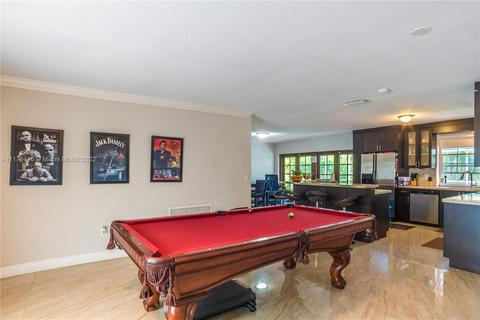 6895 Pinehurst Dr, Hialeah, FL 33015 photo 8