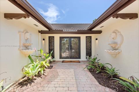 19601 E Oakmont Dr, Hialeah, FL 33015 photo 3