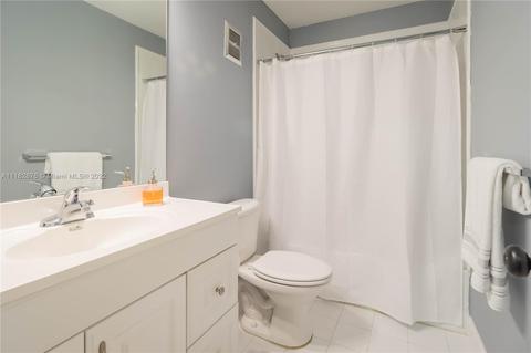 19117 E Lake Dr, Hialeah, FL 33015 photo 21