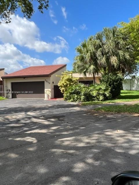 7310 Coldstream Dr, Hialeah, FL 33015 photo 1