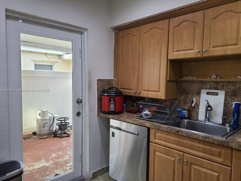 625 E 8th Ln, Hialeah, FL 33010 photo 8
