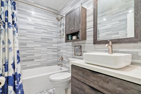 7204 Jacaranda Ln, Miami Lakes, FL 33014 photo 12