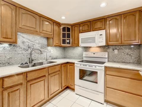 1727 W 68th St, Hialeah, FL 33014 photo 6