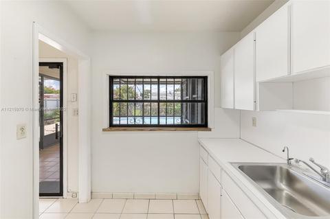 851 SE 3rd Pl, Hialeah, FL 33010 photo 12