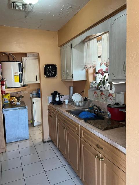 344 E 52nd St, Hialeah, FL 33013 photo 4