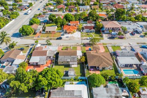 781 SE 5th Pl, Hialeah, FL 33010 photo 2