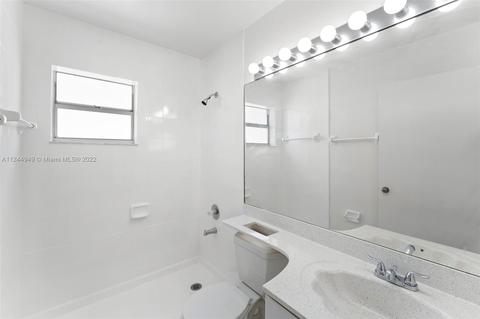 2729 W 73rd Pl, Hialeah, FL 33016 photo 9