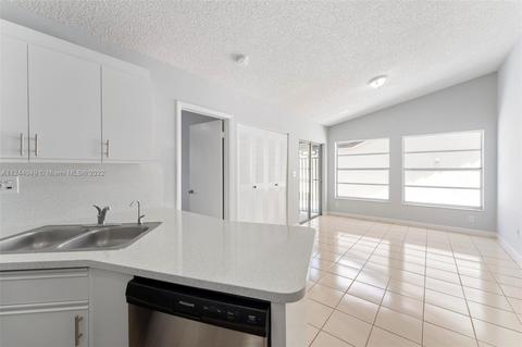 2729 W 73rd Pl, Hialeah, FL 33016 photo 13