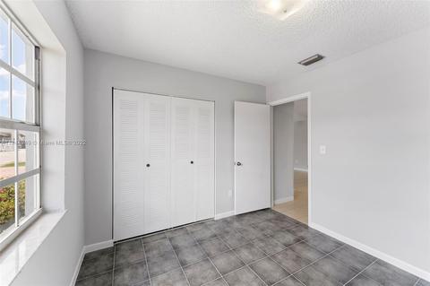 2729 W 73rd Pl, Hialeah, FL 33016 photo 11