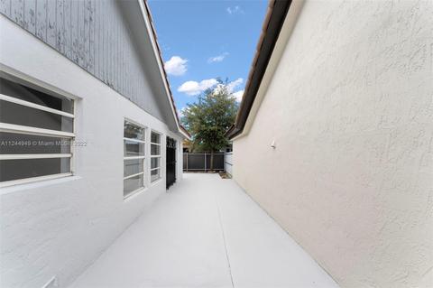2729 W 73rd Pl, Hialeah, FL 33016 photo 24