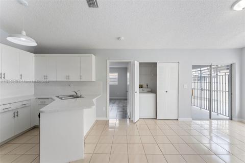 2729 W 73rd Pl, Hialeah, FL 33016 photo 12