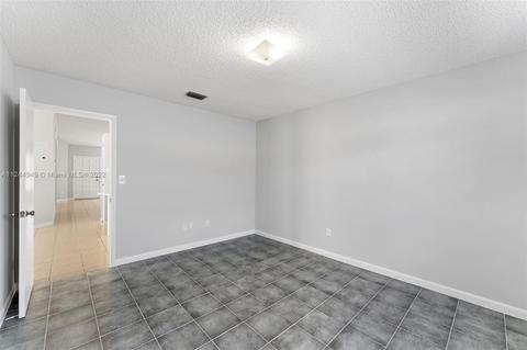 2729 W 73rd Pl, Hialeah, FL 33016 photo 21