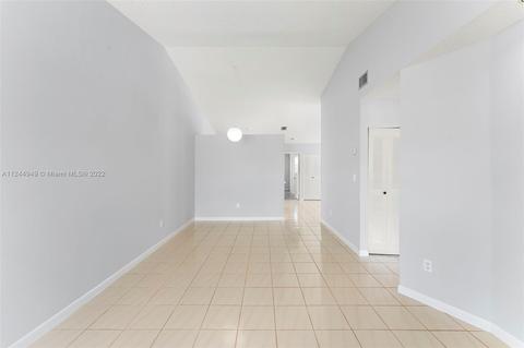 2729 W 73rd Pl, Hialeah, FL 33016 photo 4
