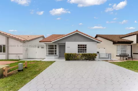 2729 W 73rd Pl, Hialeah, FL 33016 photo 1