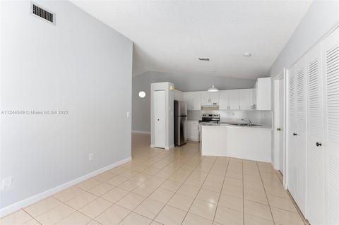 2729 W 73rd Pl, Hialeah, FL 33016 photo 14