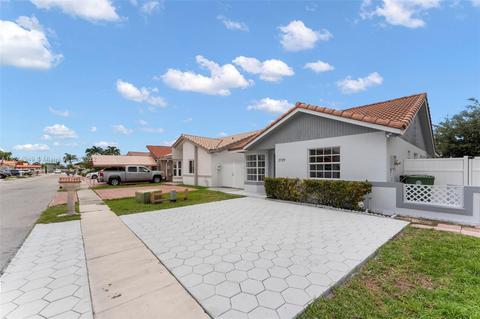 2729 W 73rd Pl, Hialeah, FL 33016 photo 2