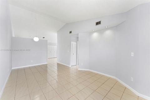 2729 W 73rd Pl, Hialeah, FL 33016 photo 5