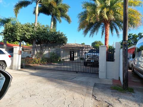 560 E 36th St, Hialeah, FL 33013 photo 1
