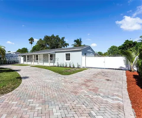 551 E 39th St, Hialeah, FL 33013 photo 1