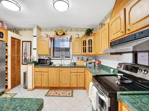 1061 W 59th Pl, Hialeah, FL 33012 photo 13