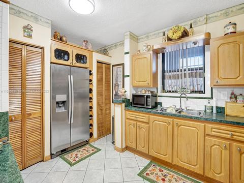 1061 W 59th Pl, Hialeah, FL 33012 photo 12