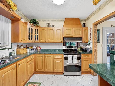 1061 W 59th Pl, Hialeah, FL 33012 photo 14