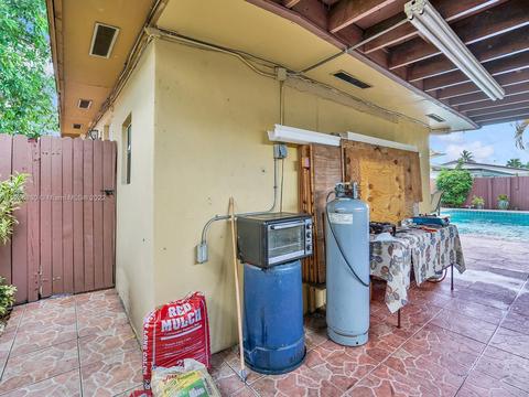 1061 W 59th Pl, Hialeah, FL 33012 photo 32