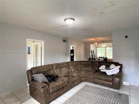 572 E 38th St, Hialeah, FL 33013 photo 5