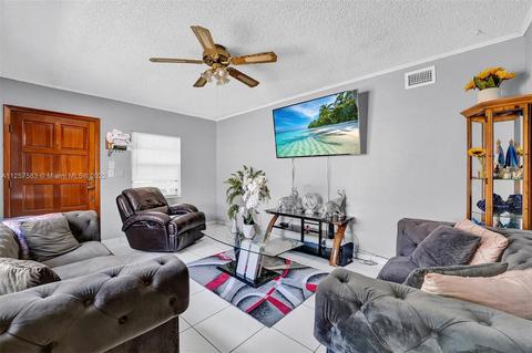 554 E 40th St, Hialeah, FL 33013 photo 8