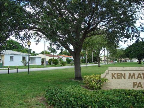 364 Cir Dr, Hialeah, FL 33010 photo 13