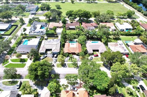 1226 Robin Ave, Miami Springs, FL 33166 photo 2