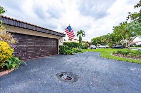 19416 E Lake Dr, Hialeah, FL 33015 photo 4
