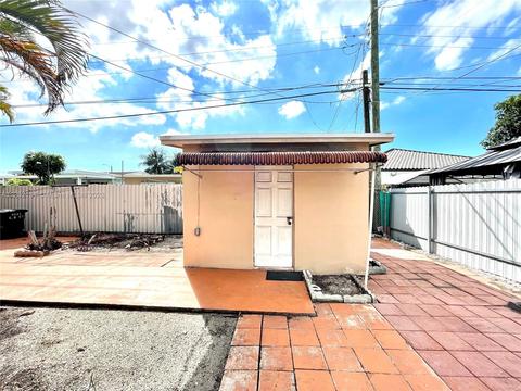 4832 E 9th Ct, Hialeah, FL 33013 photo 9