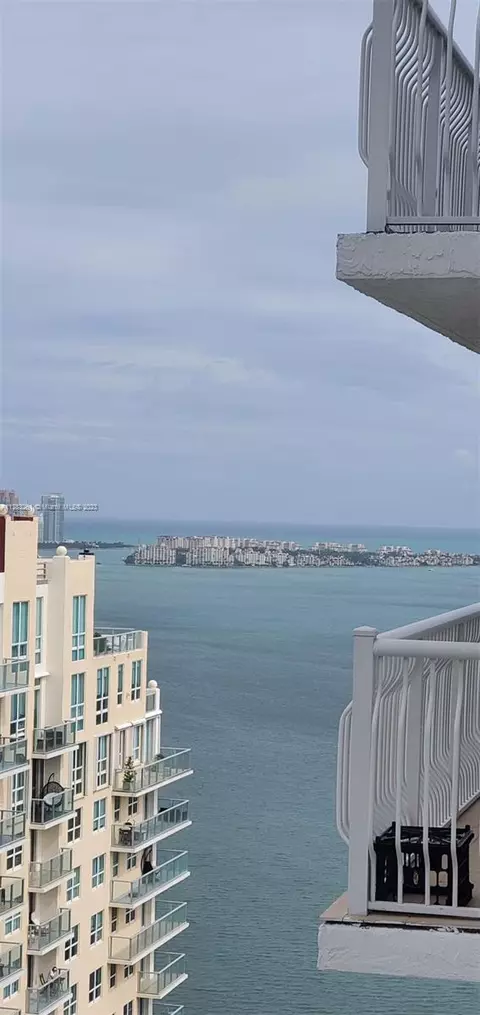1200 Brickell Bay Dr #4104, Miami, FL 33131