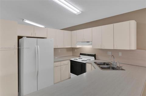 2777 W 68th Pl, Hialeah, FL 33016 photo 9