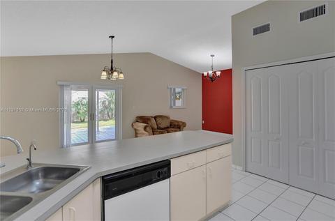 2777 W 68th Pl, Hialeah, FL 33016 photo 10