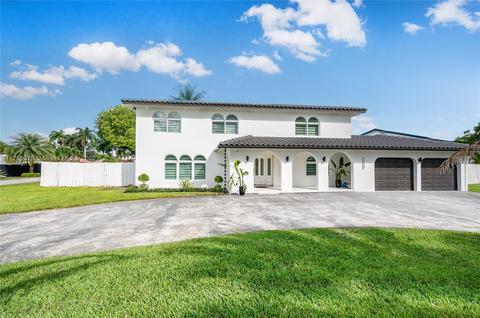 7515 N Oakmont Dr, Hialeah, FL 33015