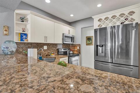 669 W 63rd Dr, Hialeah, FL 33012 photo 9