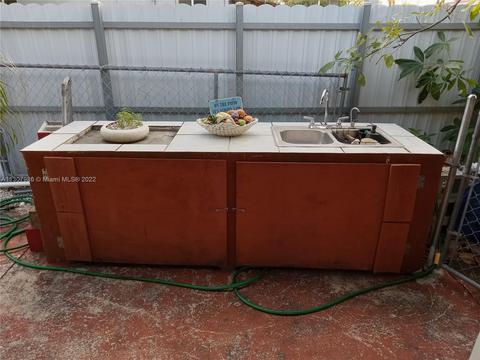 650 NE 1st Pl, Hialeah, FL 33010 photo 10