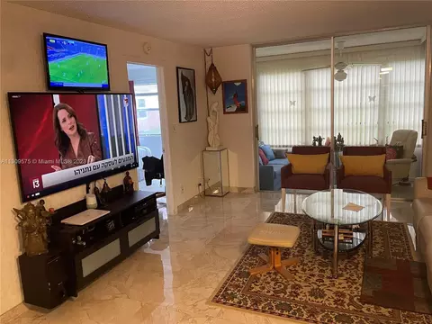 9420 Sunrise Lakes Blvd #101, Sunrise, FL 33322