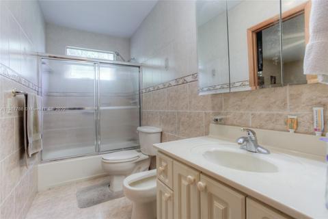 1005 W 33rd Pl, Hialeah, FL 33012 photo 15