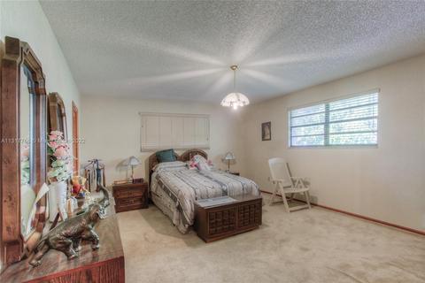 1005 W 33rd Pl, Hialeah, FL 33012 photo 14