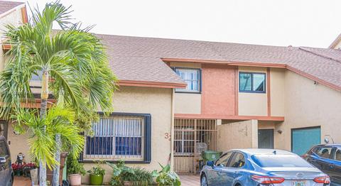 832 W 41st St #50, Hialeah, FL 33012