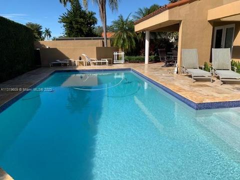 6810 Pinehurst Dr, Hialeah, FL 33015 photo 4
