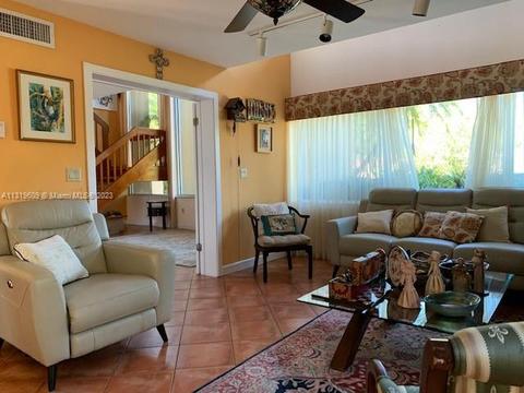 6810 Pinehurst Dr, Hialeah, FL 33015 photo 14