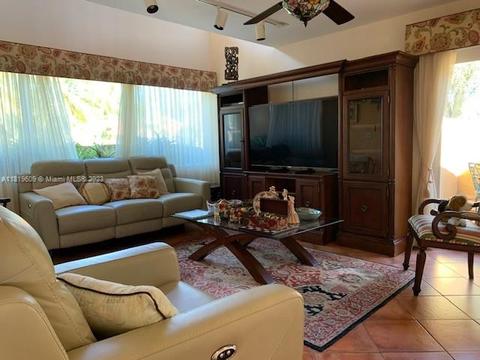 6810 Pinehurst Dr, Hialeah, FL 33015 photo 17